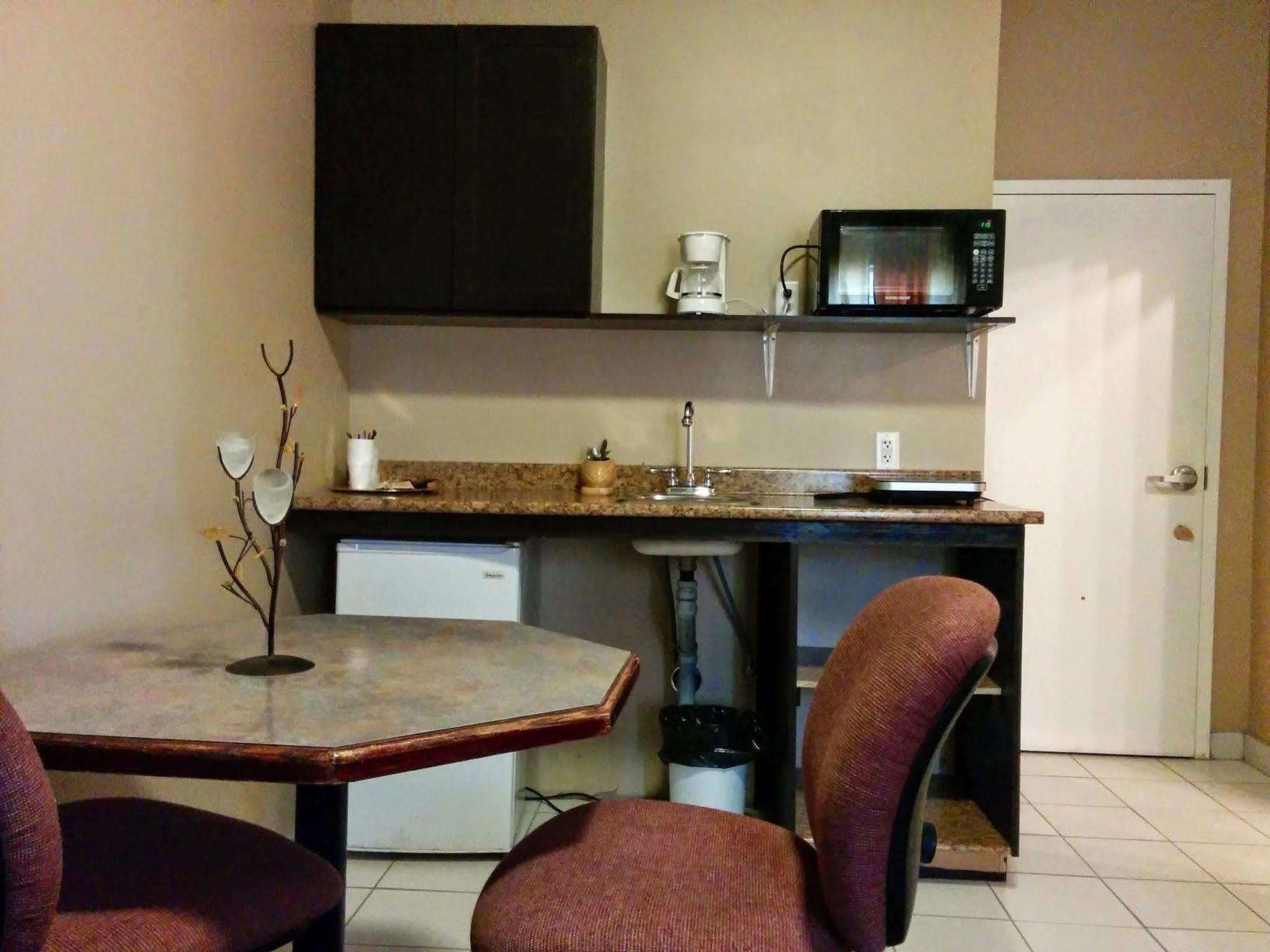 Bonnyville Hotel Esterno foto